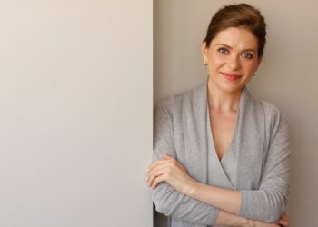 Eline (41): “Mijn buren verwachten dat ik zonnepanelen neem, maar ik kan het niet betalen.”