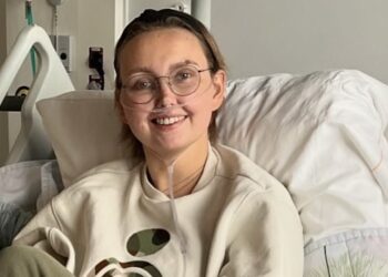 OML-Eva neemt emotioneel afscheid van haar familie