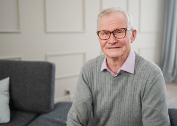 John (62) is bang om online te bankieren: “Ik vind het te riskant”