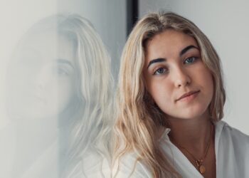 Lisa (28): “Mijn vriend vindt het prima om apart te slapen, maar ik voel me eenzaam”