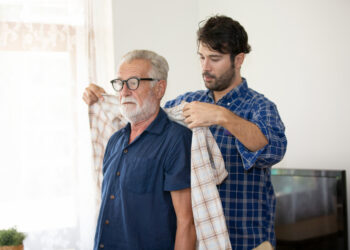 Thomas (46): “Mijn ouders willen dat ik hun mantelzorger word, maar ik heb zelf een gezin”