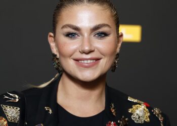 Roxeanne Hazes over haar traumatische jeugd: ‘Kreeg flesjes Breezer naar mijn hoofd’