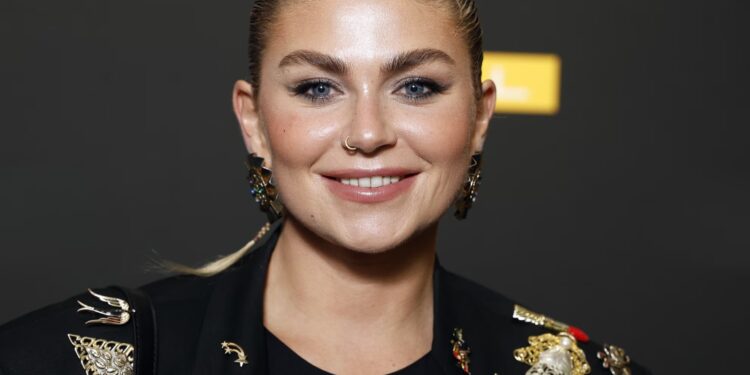 Roxeanne Hazes over haar traumatische jeugd: ‘Kreeg flesjes Breezer naar mijn hoofd’