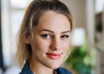 Shanna (31): “Ik ben klaar om mijn vriend te verlaten omdat hij zijn moeder voorrang geeft op onze relatie”