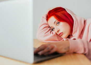 Nina (40): “Mijn dochter wil influencer worden, maar ik zie haar toekomst in duigen vallen”