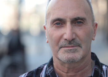 Jeroen (51): “Ik wil geen vluchtelingenopvang in mijn wijk, maar mijn buren noemen me racistisch.”