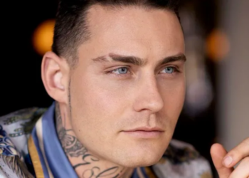 ZIEN: Douwe Bob is net één maand getrouwd en het is alweer raak: ‘Bij een ándere vrouw!’