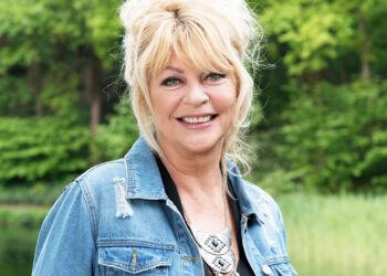 Manuela Kemp (61) in coma na ernstig scooterongeluk in Portugal