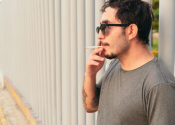 Karel (45): “Mijn buren klagen over mijn rookgedrag op mijn eigen balkon, dus deed ik het ondenkelijke”