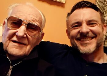 Vader met Alzheimer herkent zijn familie dankzij een slim idee van zijn zoon