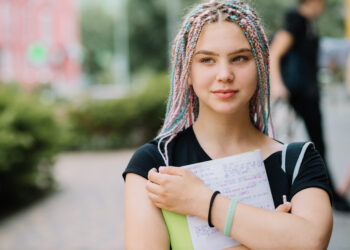 Eva (24): “Met een studieschuld van een ton en dreigende langstudeerboetes voel ik me radeloos”