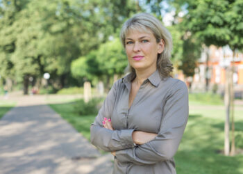 Eva (47): “Mijn buurman hangt een vlag op die ik beledigend vind, mag ik hier iets van zeggen”