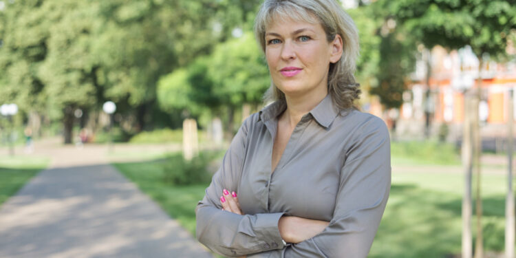 Eva (47): “Mijn buurman hangt een vlag op die ik beledigend vind, mag ik hier iets van zeggen”