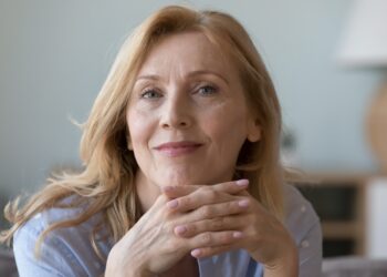 Ilse (41): “Mijn dochter wil verhuizen naar het buitenland, en ik voel me verlaten”