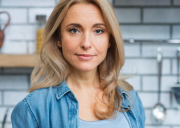 Lisa (38): “Mijn zus is boos omdat ik mijn kat meeneem naar het kerstdiner”