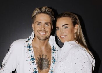 Monique Westenberg onthult prachtige foto van haar zwangerschapsbuikje