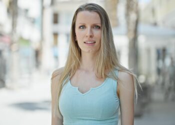 Sanne (33): “Mijn schoonmoeder vindt dat ik geen tweede kindje mag krijgen omdat de wereld te vol is.”