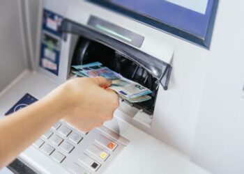 Nederlandse banken adviseren contant geld in huis door oplopende spanningen: dit is waarom