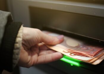 Hoeveel contant geld mag je in huis hebben in 2025? Dit zijn de regels en risico’s