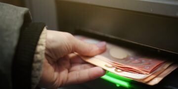 Hoeveel contant geld mag je in huis hebben in 2025? Dit zijn de regels en risico’s