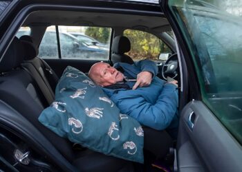 Jan (75) slaapt al jaar in zijn auto in Almelo: ‘Dit trek ik niet langer.’