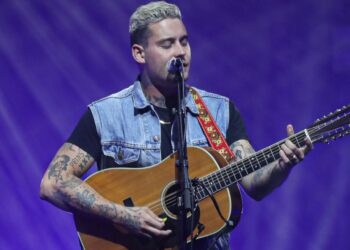 Gebroken Douwe Bob vertelt over het verlies van zijn zoon Gabriël: “Ik heb het erg zwaar”