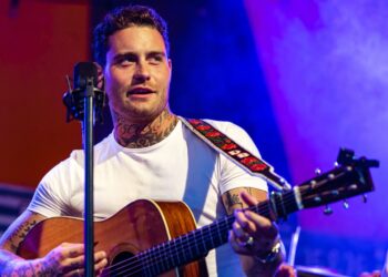 Douwe Bob eert zijn stilgeboren zoontje Gabriël met ontroerend lied