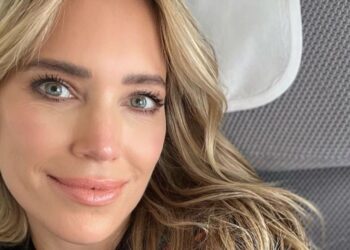 Sylvie Meis valt door de mand: “bikinifoto’s blijken zwaar bewerkt om slanker te lijken”