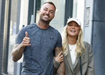 Vriendin Dave Roelvink komt eindelijk met babynieuws: “Zwangerschapstest”