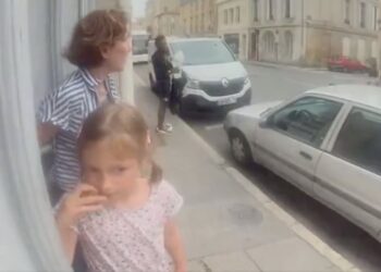 Moeder en dochter staan voor de deur als een asielzoeker verschijnt. Gelukkig legt de deurbelcamera alles vast