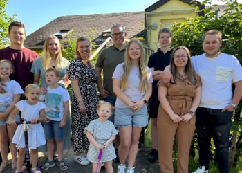 Een Huis Vol-familie Kraan in feeststemming na verrassend nieuws