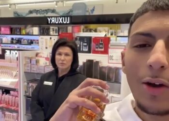 Parfumeriemedewerker kijkt machteloos toe hoe asielzoeker haar uitdaagt en elk duur geurtje leegspuit op zichzelf