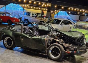Gecrashte Porsche van Tom Waes levert bizar hoog bedrag op bij veiling