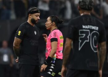 Intieme beelden van Memphis Depay en vrouwelijke scheidsrechter Edina Alves Batista zorgen voor ophef