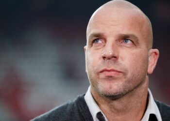 Auto ramt op hoge snelheid broodjeszaak van Andy van der Meijde: “Dit is een gigantische domper”