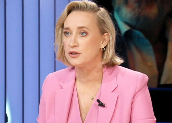 Angela de Jong geeft Eva Jinek backstage een flink standje: ‘Doe dit nou niet’