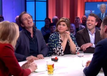 Angela de Jong geeft Eva Jinek backstage een flink standje: ‘Doe dit nou niet’