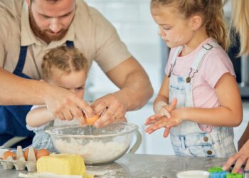 Laat kinderen niet te veel snoepen van koekjesdeeg: dit moet je weten