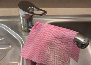 Hang jij ook een natte doek over de kraan? Om deze reden moet je er meteen mee stoppen