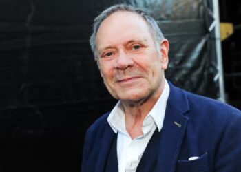 Zanger en acteur Rob de Nijs op 82-jarige leeftijd overleden: “Het kaarsje is uit gegaan”