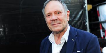 Zanger en acteur Rob de Nijs op 82-jarige leeftijd overleden: “Het kaarsje is uit gegaan”