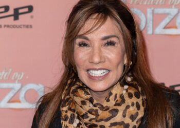 Petty Brard (69) trekt aandacht door bizarre video met pikant speeltje te delen