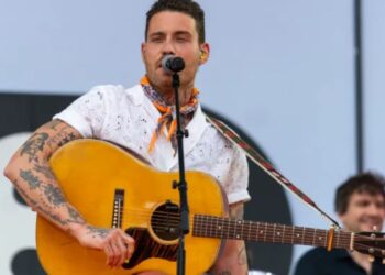 Douwe Bob verrast fans met nieuw project: “Passie en vuur in jezelf”
