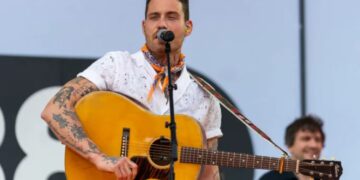 Douwe Bob verrast fans met nieuw project: “Passie en vuur in jezelf”
