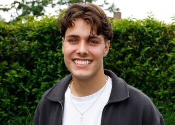 Frans Bauer jr. blaast volgers compleet weg met opvallende nieuwe look: “John Travolta 2.0!”