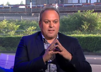 Ex-man Sieneke doet ontluisterende onthulling: “Frans Bauer en Sieneke flikflooiend in kleedkamer betrapt”