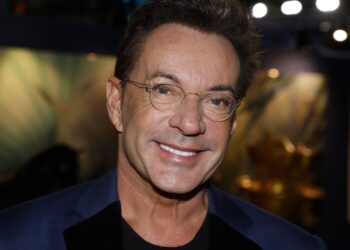 Gerard Joling deelt grove ongefilterde humor op begraafplaats