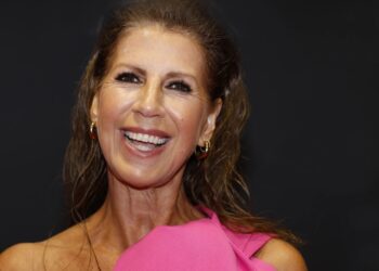 Isa Hoes gespot met nieuwe liefde en het is een hele bekende