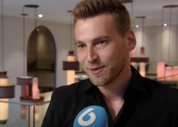 Agent uit The Passion breekt het internet met uniform en mysterie: ‘Of ik single ben?’