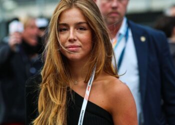 Kritiek op prinses Alexia tijdens Koningsdag: ‘Niet vrolijk genoeg voor de camera’